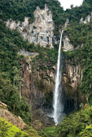 La cascada Las Nereidas en el municipio de Villamaría, Caldas, presenta un solo salto cuya altura es de 180 metros.