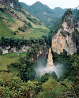 Cascada La Tajumbina en el Parque Nacional Natural Doña Juana, Nariño.