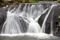 Una caída de agua es siempre la misma, pero su aspecto y su sonido cambian a cada instante. Detalle de cascada de aguas termales en Santa Rosa de Cabal.