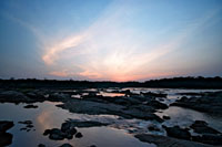Amanecer en el raudal Payara en el río Inírida, donde la fuerza del agua, al estrellarse en las rocas, contrasta con la tranquilidad de sus aguas en los remansos de la orilla. 