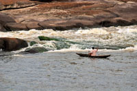 En un remanso del raudal Santacruz, río Vaupés, un pescador busca el sustento diario para su familia. 