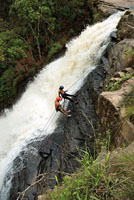 Algunas caídas de agua se han convertido en destinos para el turismo de aventura. Práctica de torrentismo en la cascada La Periquera en el departamento de Boyacá.