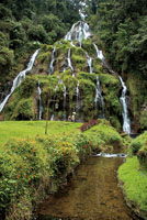 Muchas caídas de agua son visitadas por sus propiedades curativas y recreativas. Aguas termales de Santa Rosa de Cabal, Risaralda.