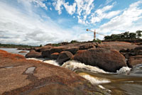 Con la construcción de una central hidroeléctrica en los raudales cercanos a la población de Mitú, en la Amazonia colombiana, se espera abastecer la demanda local de energía.