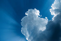 El firmamento azul y las nubes cargadas de humedad son algunas de las principales características de la atmósfera de la Tierra.