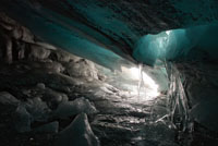 Aun en estado sólido, el agua es un poderoso agente erosivo de las rocas de la superficie terrestre. Glaciar en la Sierra Nevada del Cocuy.
