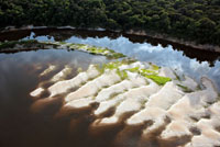 Los sedimentos transportados por los ríos se depositan sobre el lecho y en las orillas, en los tramos más lentos de la corriente.