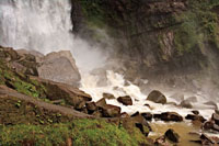 En la base de las caídas de agua suelen acumularse bloques de roca que han caído de la parte alta de los escarpes. Cascadas de Sueva, Cundinamarca.