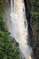 Altura y caudal, tamaño y forma, sonido y entorno de las caídas de agua, son inmensamente variables. Detalle del Salto de Bordones, Huila. 