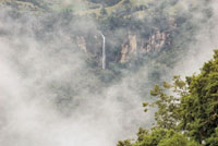 La valoración subjetiva de las caídas de agua depende en gran medida de la distancia y del ángulo de observación. Reserva ecológica Aguas de Manizales, Caldas.