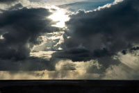 En la zona de Convergencia Intertropical se presentan fuertes aguaceros debido a la presencia de nubes cargadas de humedad arrastradas por los vientos Alisios.