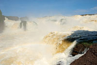 La nebulización producida por el choque del agua contra las rocas, causa la saturación de humedad en la atmósfera. Raudal Jirijirimo.