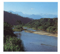 El ro Palomino antes de verter sus aguas en el mar. Al fondo, los picos nevados Coln, Simons y Bolivar.