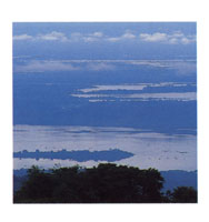 La serrana de San Lucas se levanta en medio de las dos cuencas hidrogrficas ms importantes del pas y conforma un refugio biolgico de singular importancia. Valle del ro Magdalena.