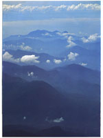 La sucesin de la intrincada barera de montaas que constituyen la Sierra Nevada de Santa Marta presenta el gradiente altitudinal ms variado del pas.