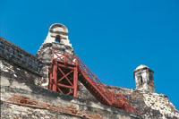 Cartagena de Indias fue uno de los enclaves para la defensa de Amrica contra piratas y corsarios y ya en la poca de la Independencia la muralla y los fuertes construidos para tales fines, le sirvieron como defensa y proteccin frente a los espaoles. La