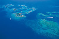 La actividad turstica no slo constituye una importante fuente de divisas para el pas, sino que bien encaminada y dirigida por unas normas educativas, puede colaborar con la proteccin del medio ambiente. Panormica de las Islas del Rosario, cerca de Ca