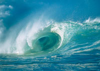 La friccin del aire sobre la superficie del ocano produce el oleaje. Su intensidad agita las aguas, que pasan en pocos momentos, de una situacin de calma a una de tormenta o huracn, cuyas olas pueden alcanzar hasta 15 m de altura.