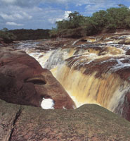 Las mesetas est�n separadas por peque�os valles por donde corren caudalosos r�os de aguas negras.